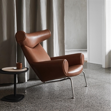 Fredericia Furniture Wegner Ox Stol 1000 Lenestol, Leather Cera 905, Russet Brown sett i en stue