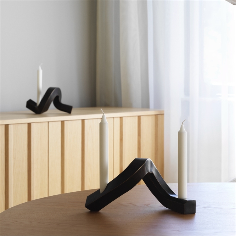 Normann Copenhagen Crooked One & Two lysestake, bronse - sett midt på et spisebord