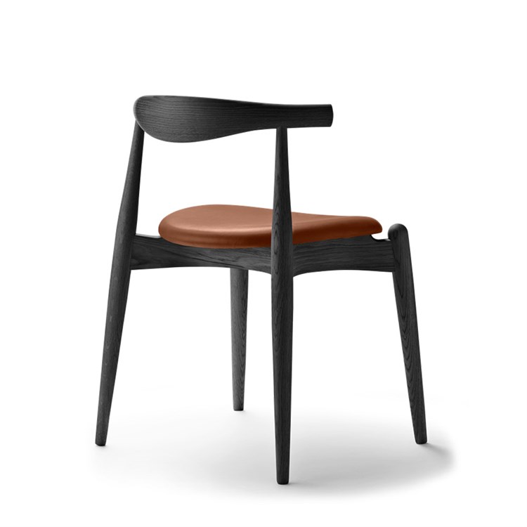 Carl Hansen & Søn CH20 Albue Spisestuestol Skinn Svartmalt Eik/Cognac Rygg