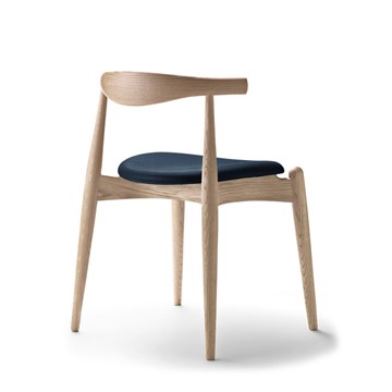 Carl Hansen & Søn CH20 Albue Spisestuestol Skinn Såpebehandlet eik/blå (Loke) Tilbake