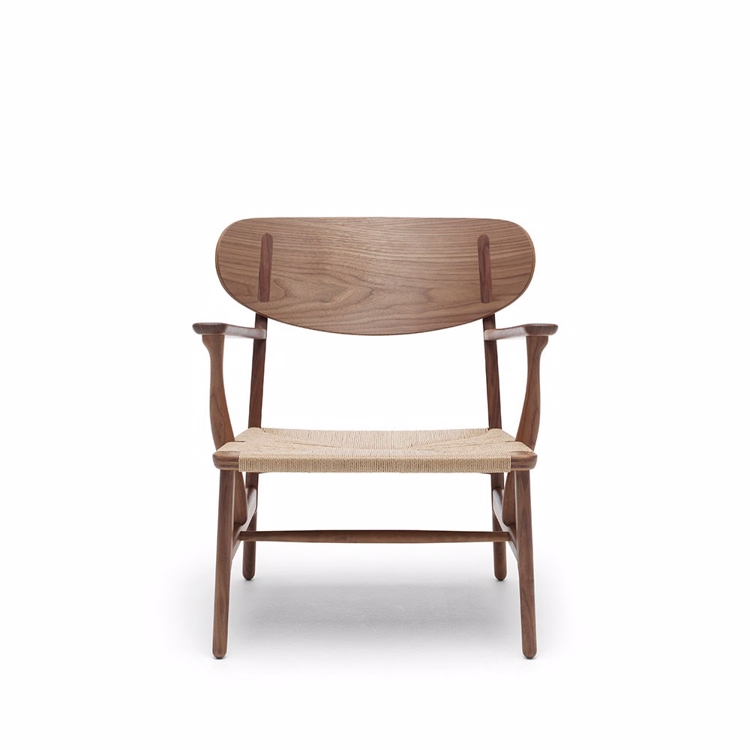 Carl Hansen & Søn CH22 Lounge stol designet av Hans J. Wegner