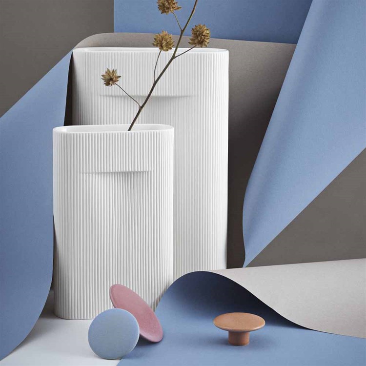 Muuto Ridge Vase Off White i stuen