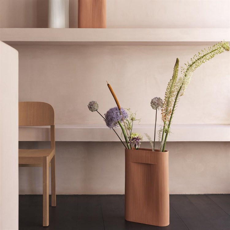 Muuto Ridge Vase Terracotta i stuen