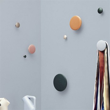 Muuto Dots Metal Gift Box Suspendert med keramikk og tre