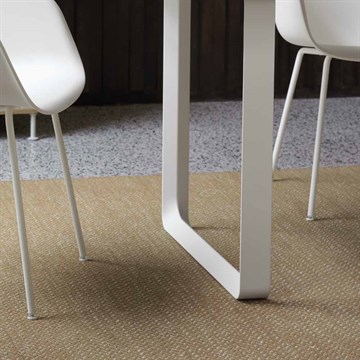 Muuto Ply Rug Teppe brent oransje i stuen