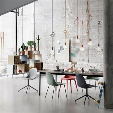 Muuto Base Spisebord med sort linoleum for stuemiljøet