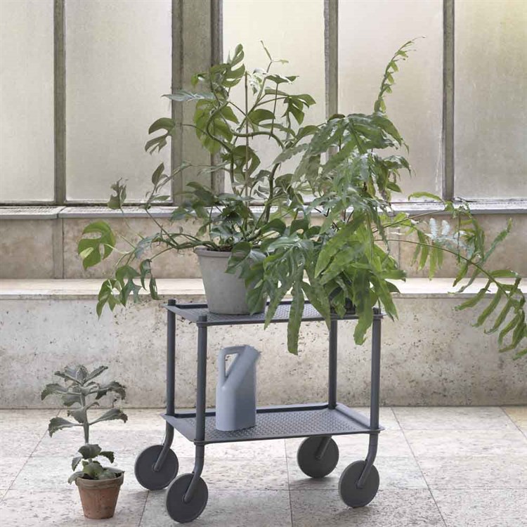 Muuto Flow Trolley Rullebord i vinterhagen