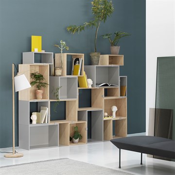 Muuto Stacked 2.0 bokhylle med rygg i stuen