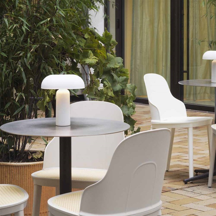 Normann Copenhagen Porta Bordlampe Hvit terrasse