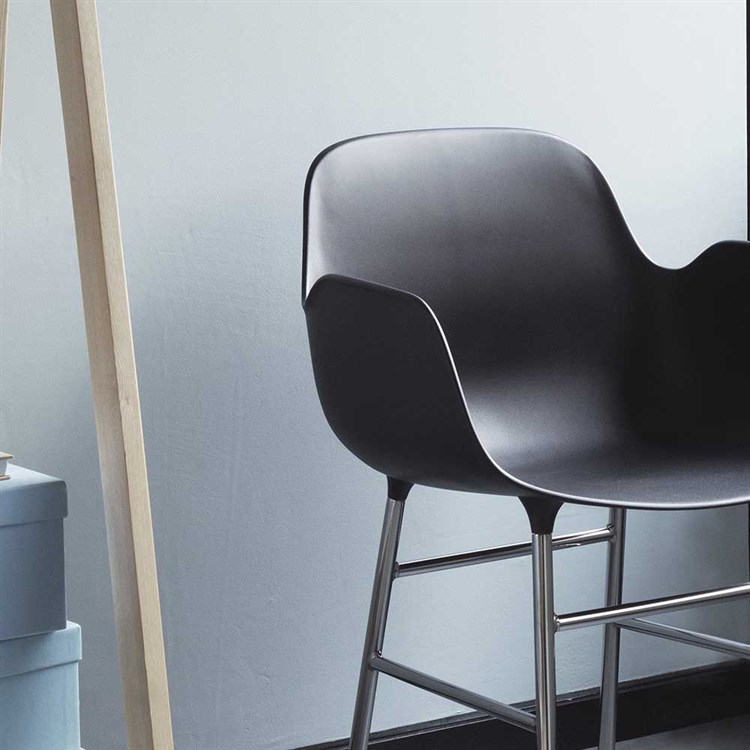 Normann Copenhagen Form Spisestuestol m/armlene Krom i stuen