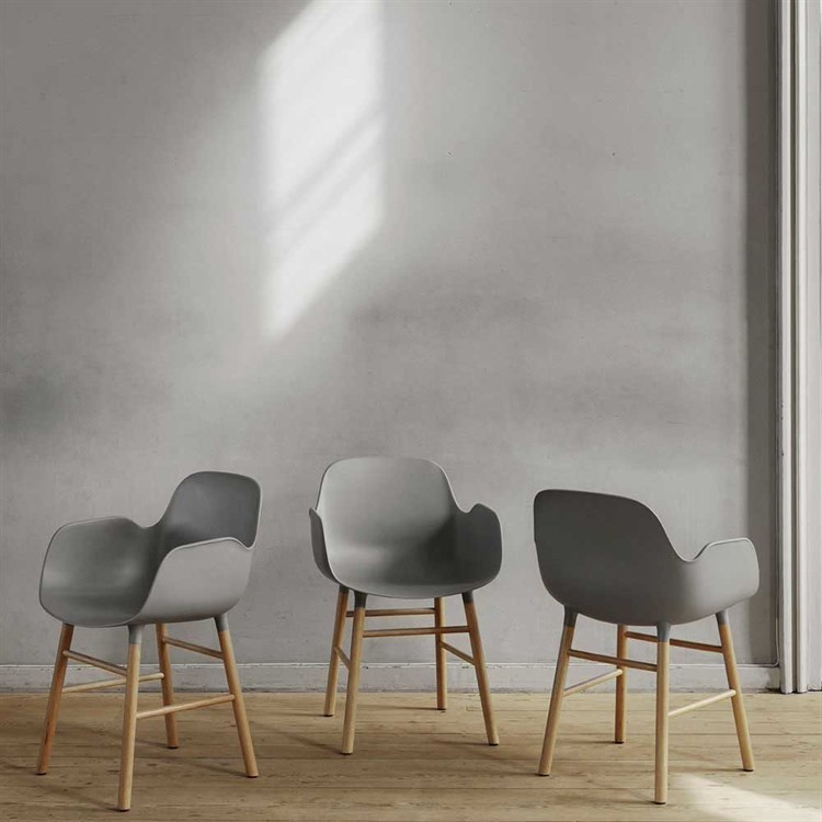 Normann Copenhagen Form Spisebordstol m/armlene Eik utstilt