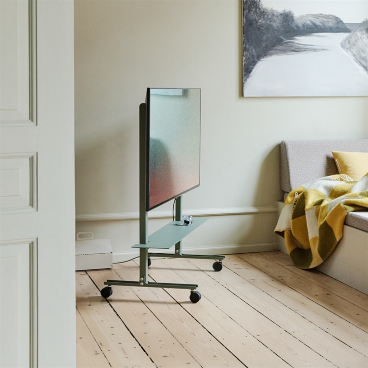 Pedestal Straight Rollin\' TV-stativ, Mossy Green - sett på et soverom