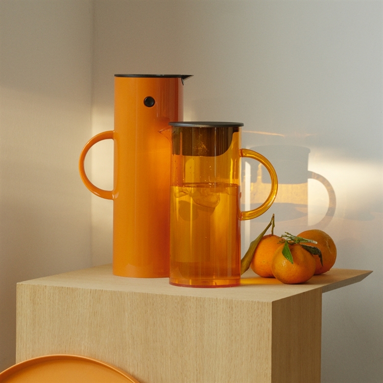 Stelton EM77 Mugge med lokk 1,5 l - Saffron Environment