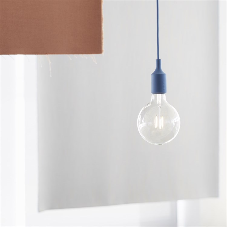 Muuto E27 Pendel Taklampe Blå stue